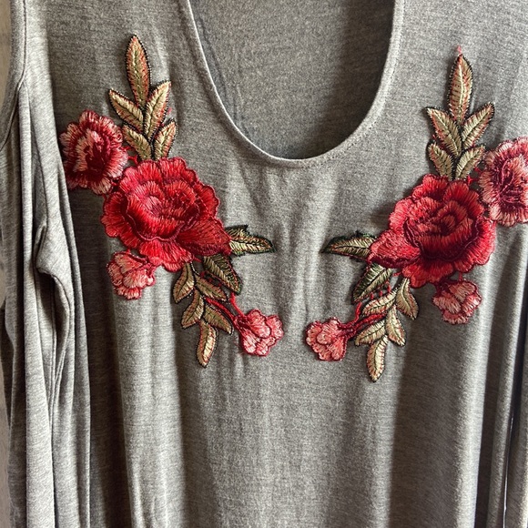 Beautiful embroidered cold shoulder style top size S NWOT - Picture 2 of 7